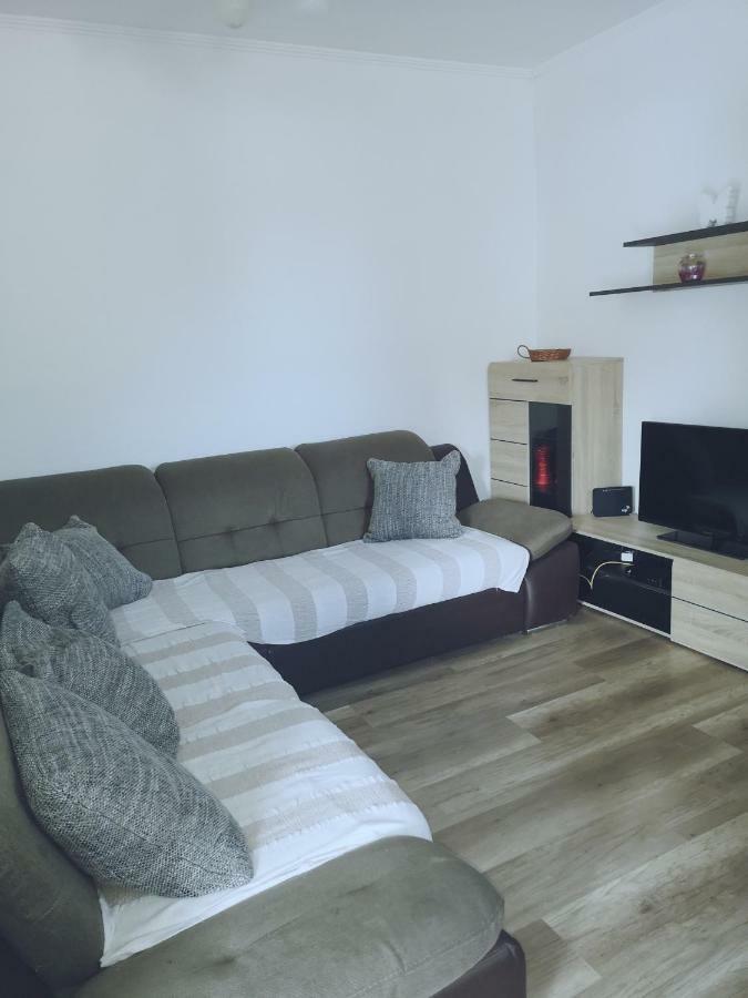 App Emona Apartment Basanija Bagian luar foto