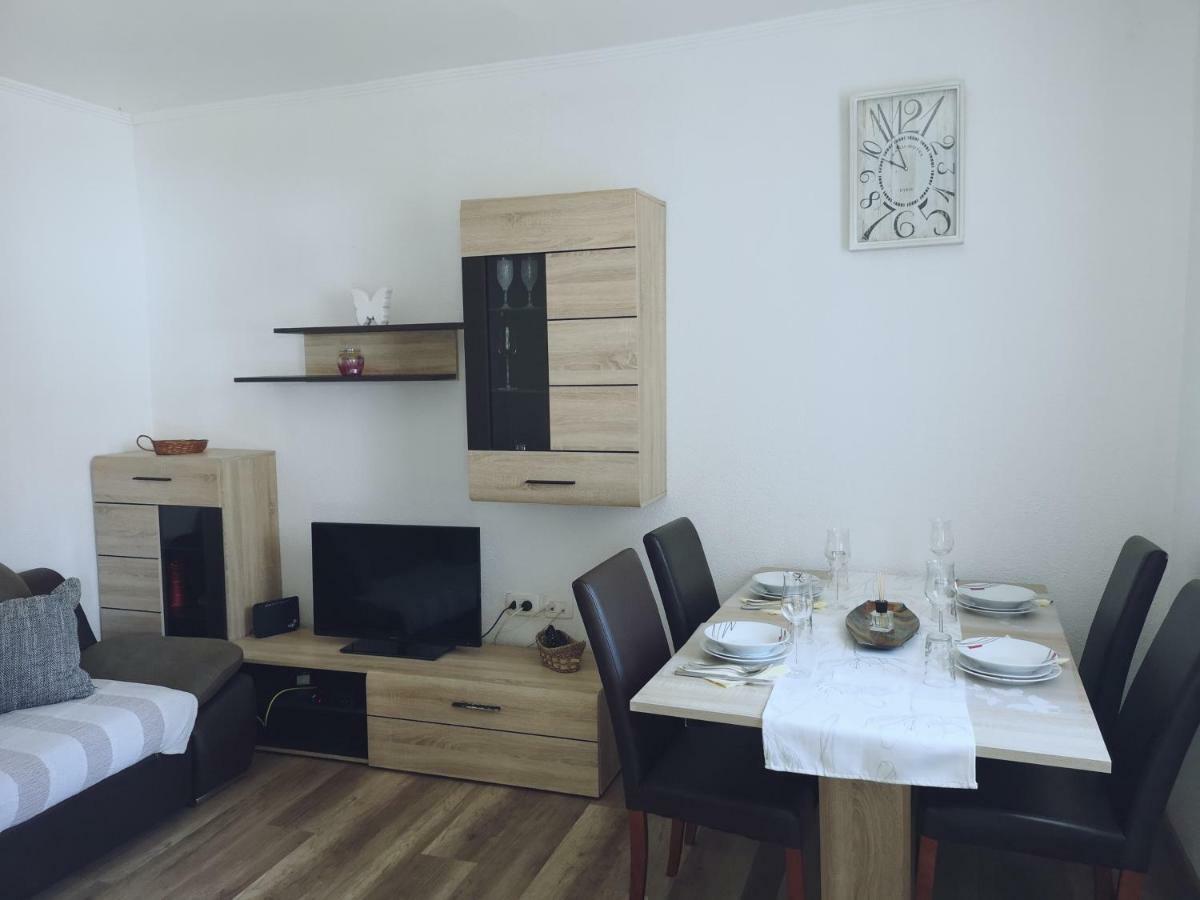 App Emona Apartment Basanija Bagian luar foto
